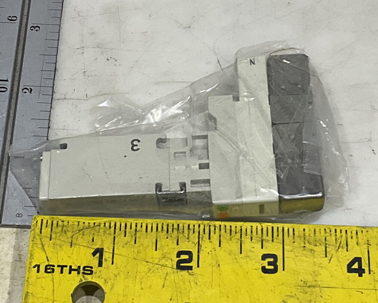 SMC VQ1301N-51 PLUG IN SOLENIOD VALVE LOT OF 2 U3S