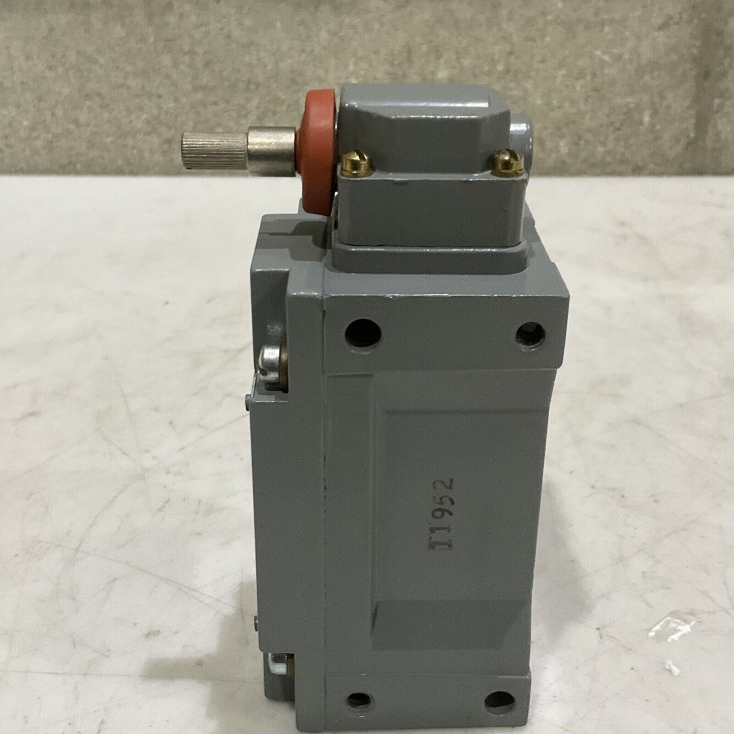 EATON CUTLER HAMMER 10316H1078 PILOT DUTY LIMIT SWITCH TYPE LX 600V SERIES C 373