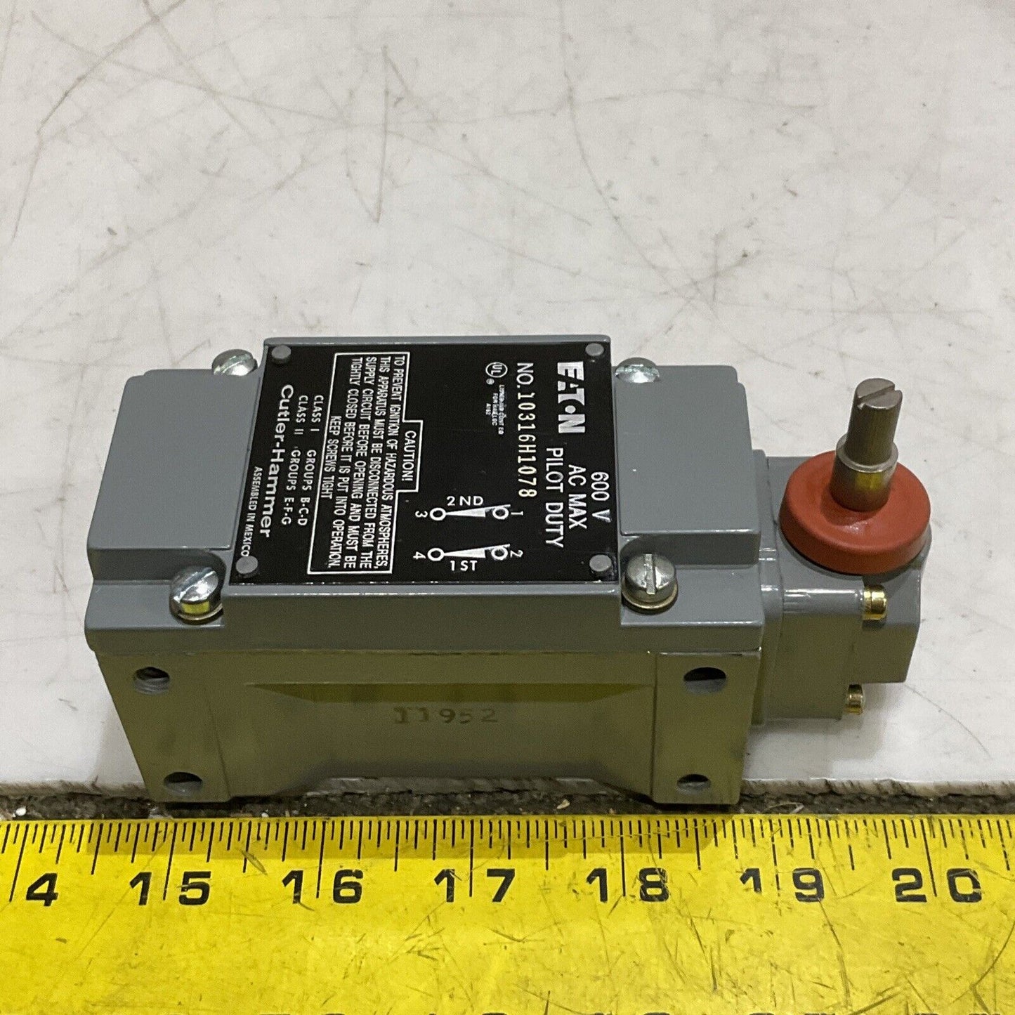 EATON CUTLER HAMMER 10316H1078 PILOT DUTY LIMIT SWITCH TYPE LX 600V SERIES C 373