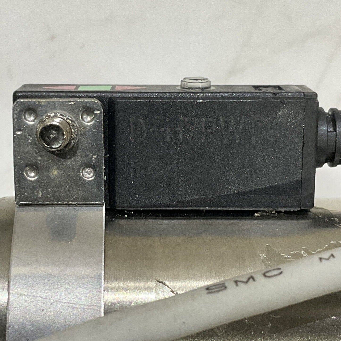 SMC CDM2D25-50 UNIVERSAL STOP CYLINDER ASSEMBLY W/ SENSORS 145 PSI 1.00 MPA U3S