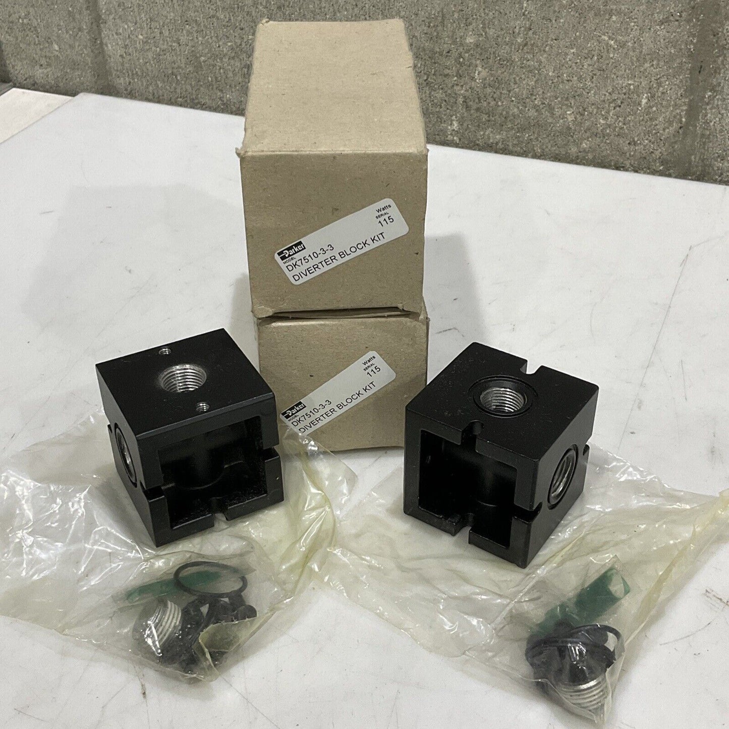 PARKER DK7510-3-3 DIVERTER BLOCK KIT 3/8” NPT 4 WAY LOT OF 2 U3S