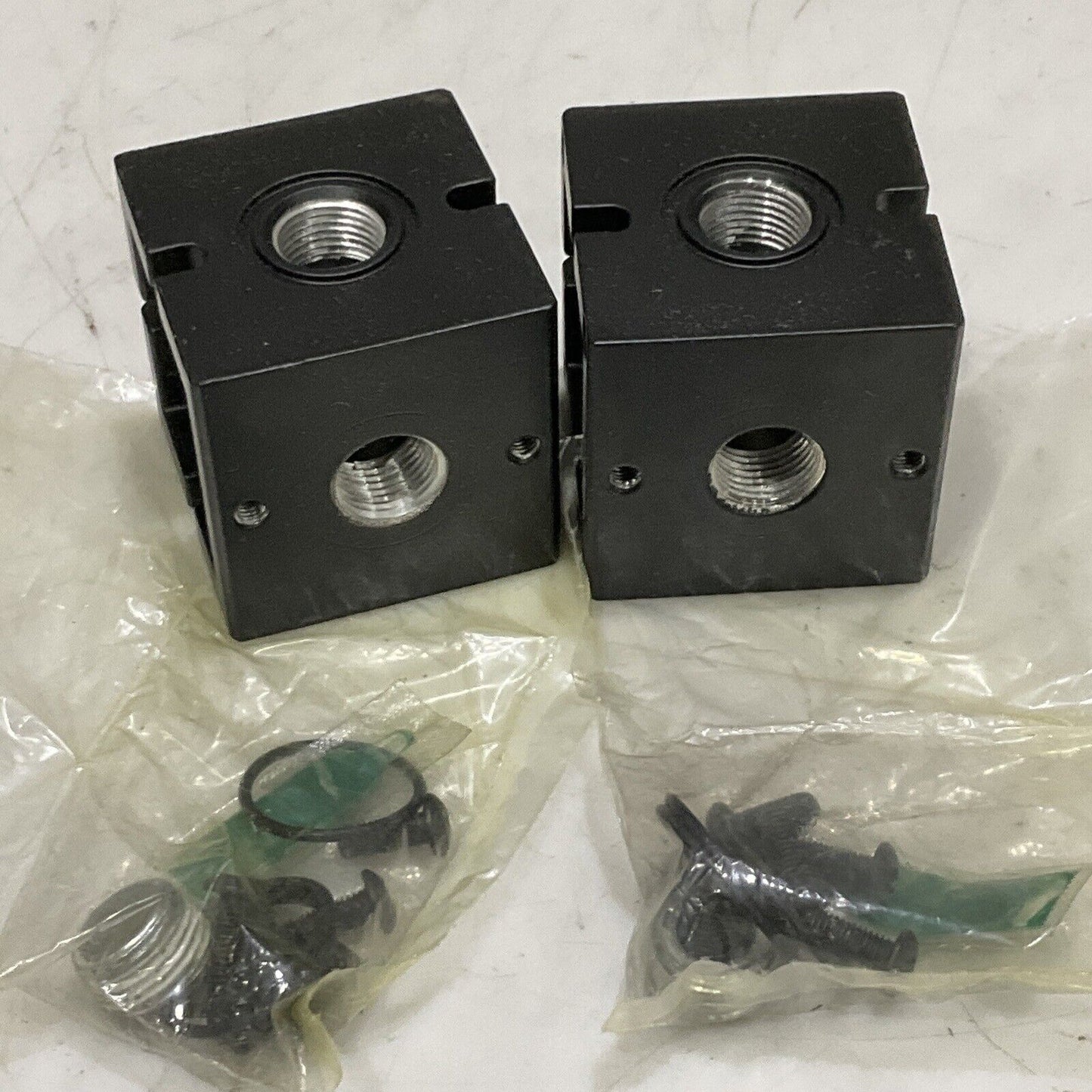 PARKER DK7510-3-3 DIVERTER BLOCK KIT 3/8” NPT 4 WAY LOT OF 2 U3S