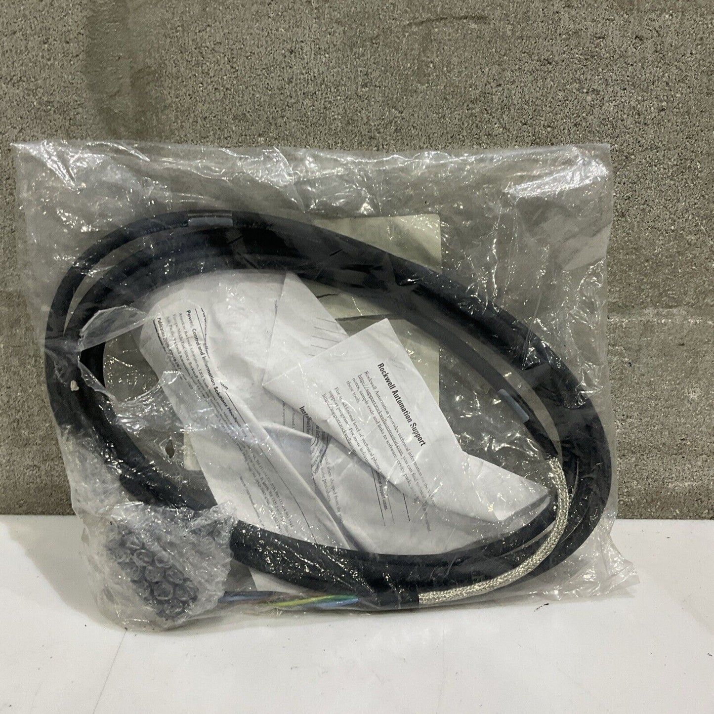 AB ALLEN BRADLEY 2090-CPWM6DF-16AA04 NON-FLEX CABLE 16 GA U4M