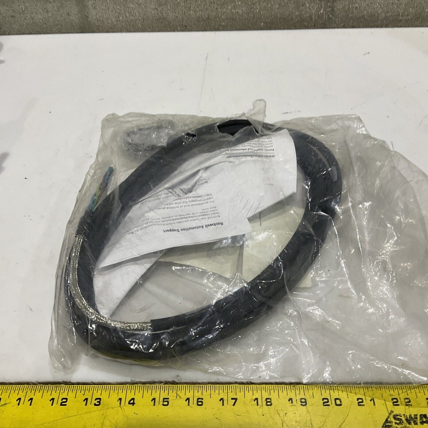 AB ALLEN BRADLEY 2090-CPWM6DF-16AA04 NON-FLEX CABLE 16 GA U4M