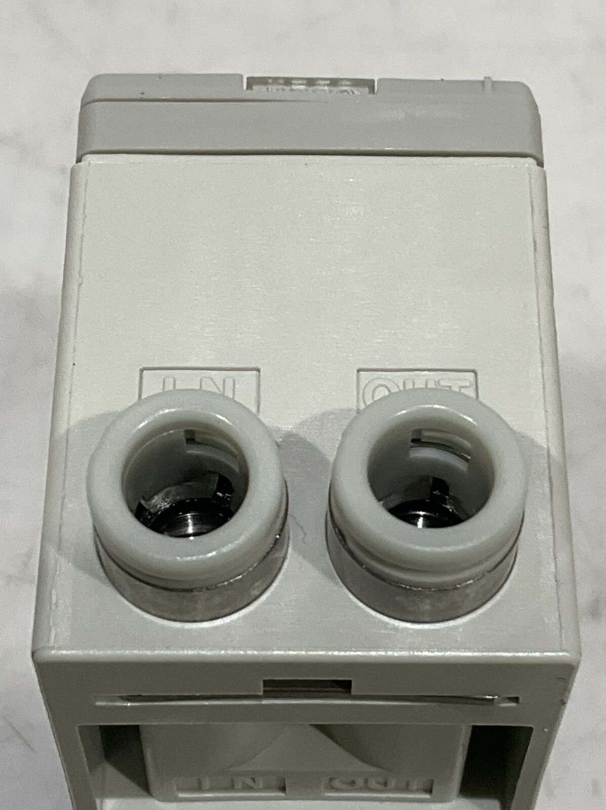 SMC ARM10F2-08G-Z COMPACT AIR MANIFOLD REGULATOR U3S